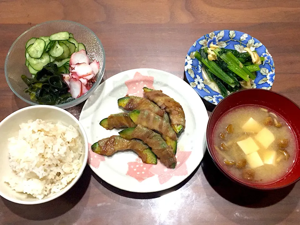 Snapdishの料理写真:アボカド豚肉巻き 豆腐となめこの味噌汁 小松菜と揚げのさっと煮 タコときゅうりの酢の物|おさむん17さん