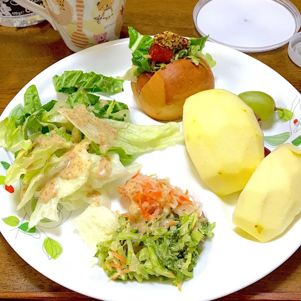 サラダ🥗パン🥖果物🍎🍇|みんみんさん