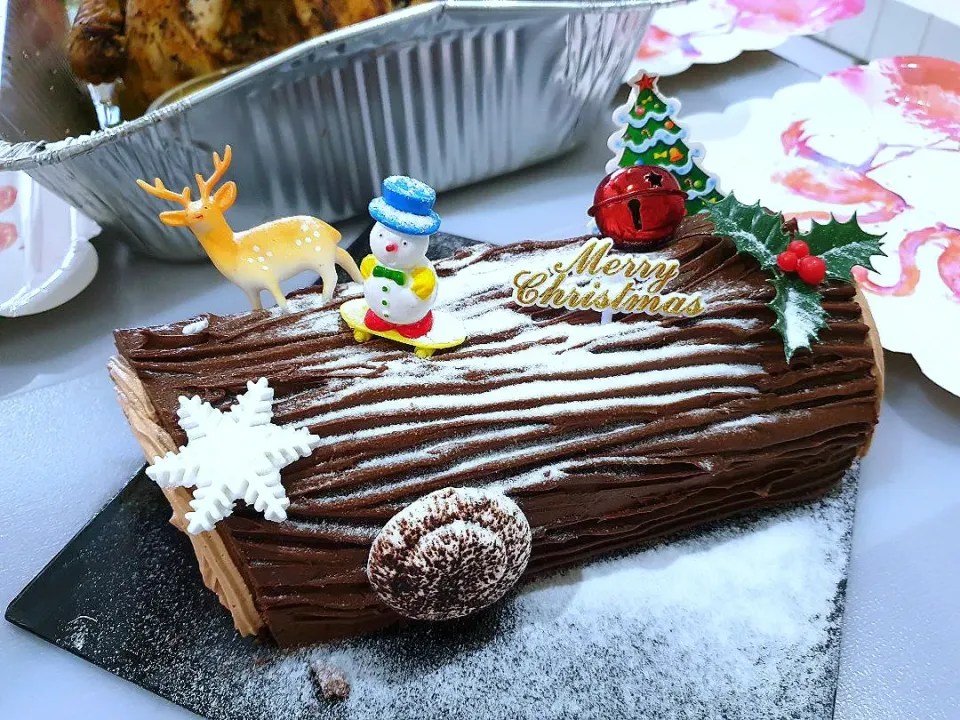 Snapdishの料理写真:envymaqueen's dish Christmas Log Cake|envymaqueenさん