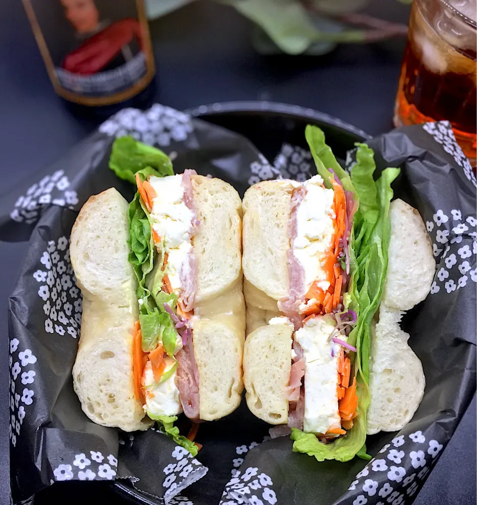 生ハムとクリームチーズのベーグルサンドです〜🥯娘のリクエストで朝、もっちもちのベーグル焼きました(∩´∀`∩)︎💕︎💕|sucreroomさん