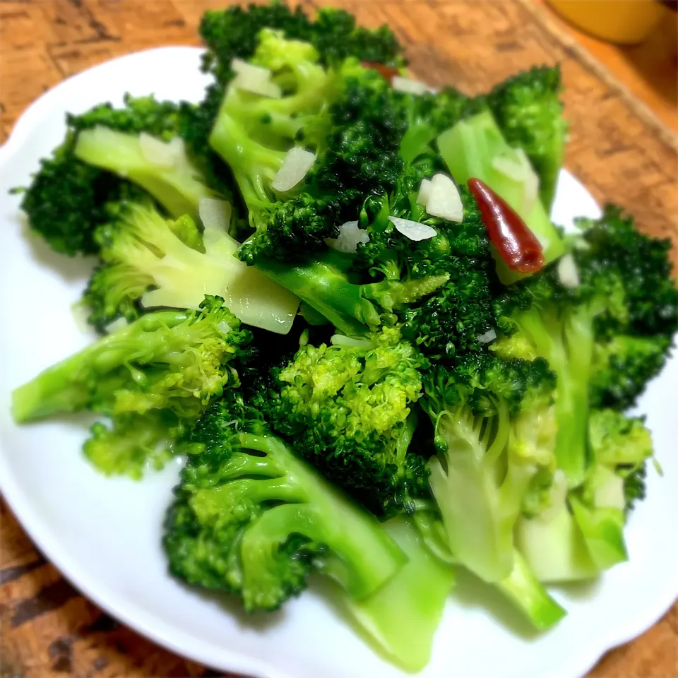 茹でブロッコリーのガーリックソテー🥦🧄|にょんにいさん