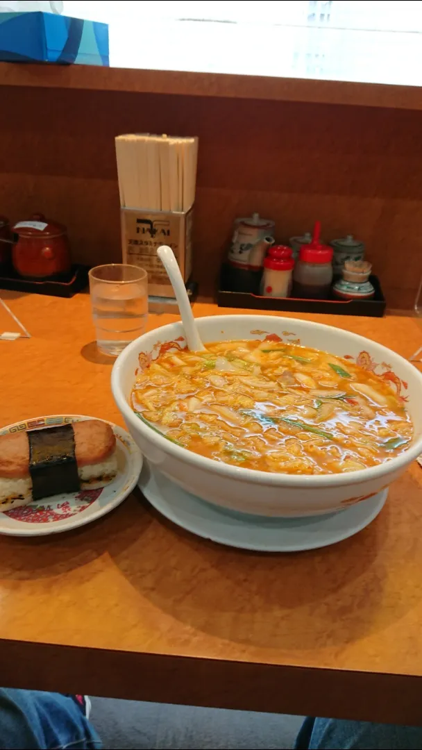 Snapdishの料理写真:奈良県天理市櫟本町「天理スタミナラーメン本店」のスタミナラーメン大&スパムおにぎり|たかしさん