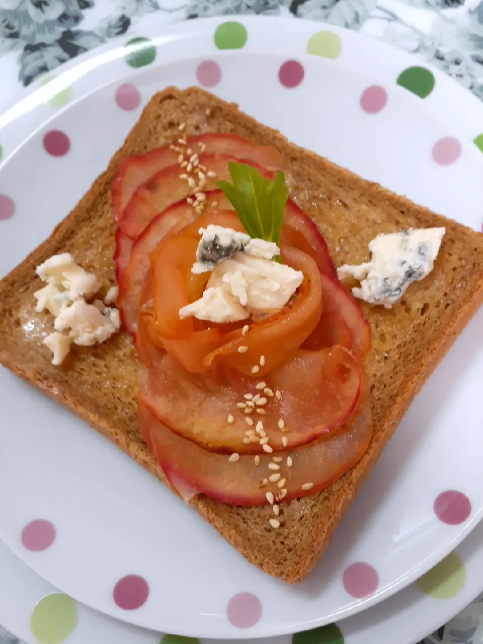 Snapdishの料理写真:🔷🍎りんごと🧀ゴルゴンゾーラのライ麦トースト🍞🔷|@きなこさん