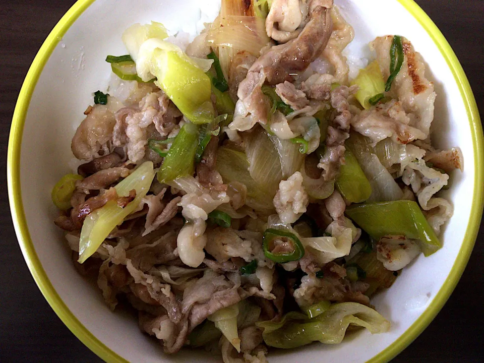 豚肉ネキ塩炒め丼|ばーさんさん