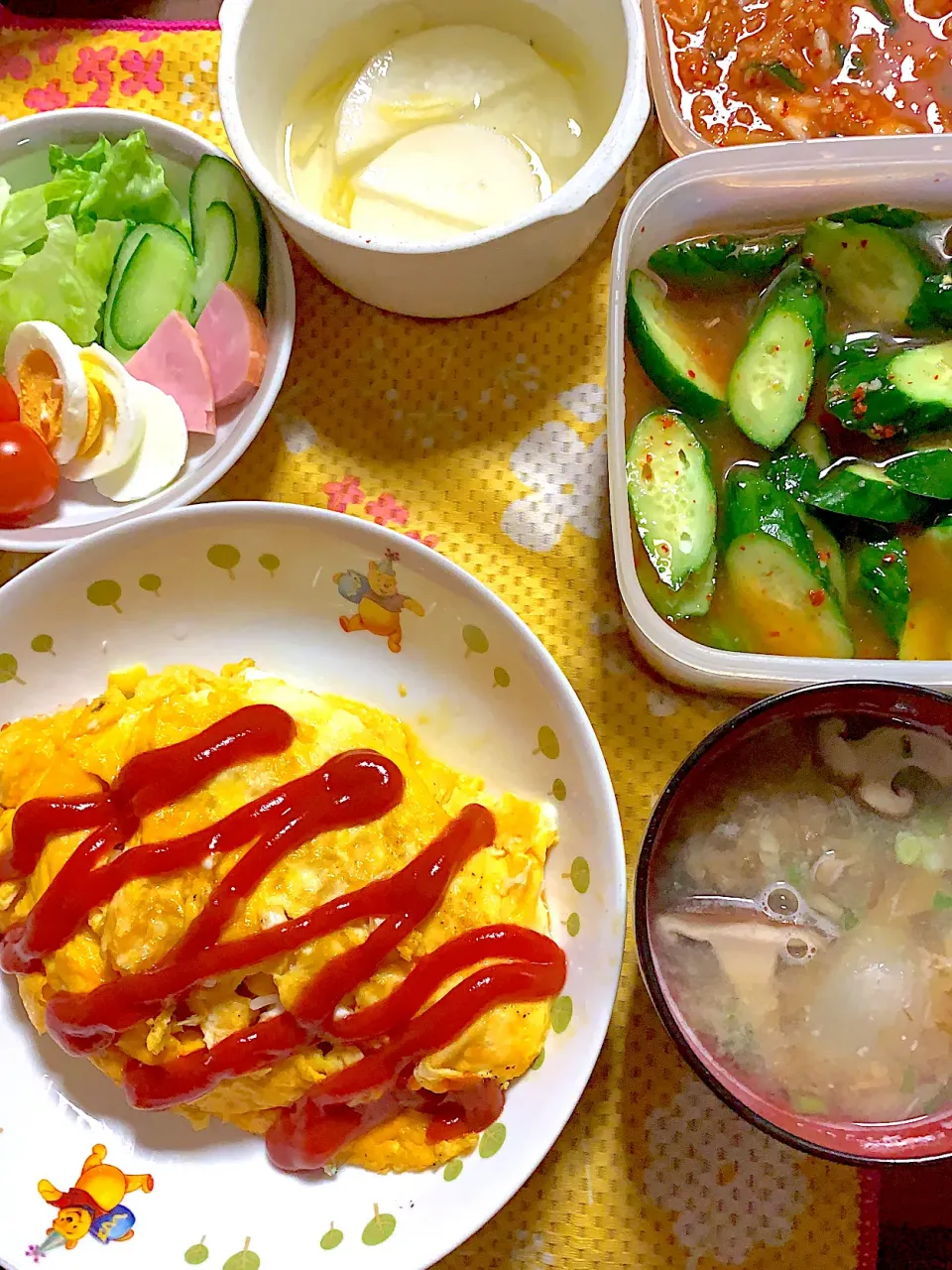 オムライス　サラダ🥗　味噌汁　漬物色々|掛谷節子さん