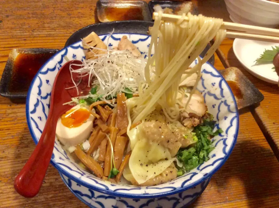 特製鳥塩ワンタン麺                                            豚と鳥のチャーシュー、めんま、煮卵、カイワレ、白髪ねぎ、青菜とぷりぷりのワンタンが入って具沢山|Takeshi  Nagakiさん