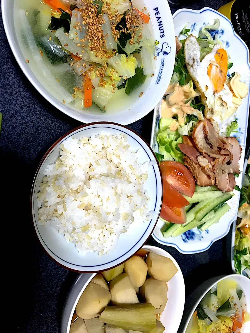 塩ラーメンの味がした！スープ #夕飯　玄米白米、ゴマ野菜シャンタンスープ、里芋煮、目玉焼き(ターンオーバーじゃないやつ)トマト豆苗レタスサラダ焼きポーク|ms903さん