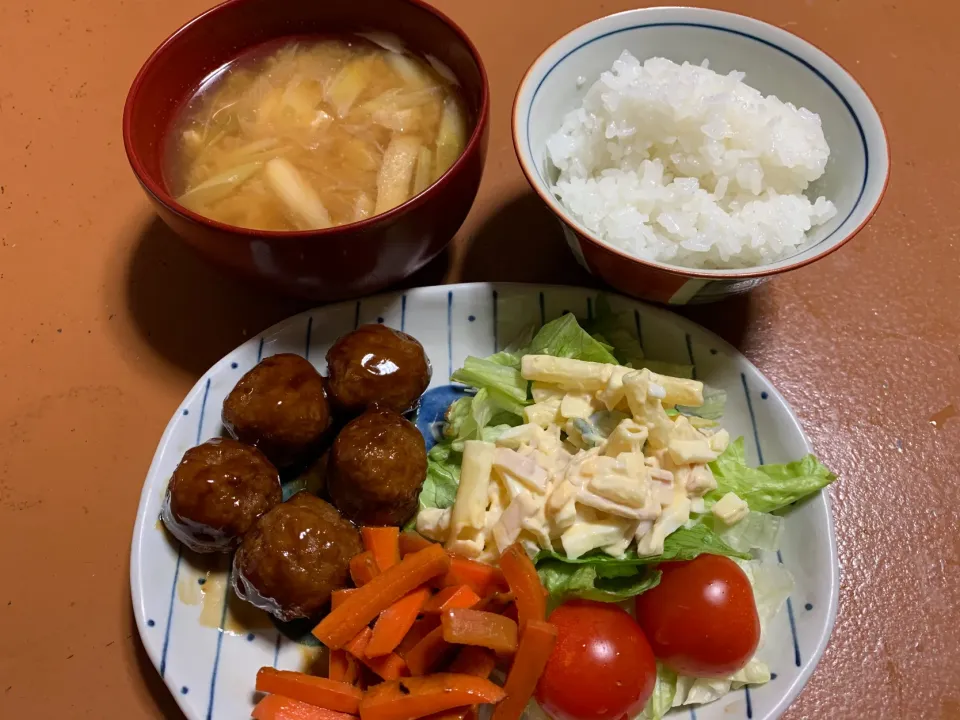 朝ごはん、肉団子、人参きんぴら、マカロニサラダ、里芋味噌汁|Isimura Hidekiさん