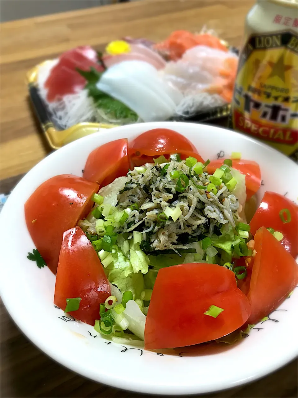 Snapdishの料理写真:クリスマスカラーなしらすサラダ🥗🎄|morimi32さん