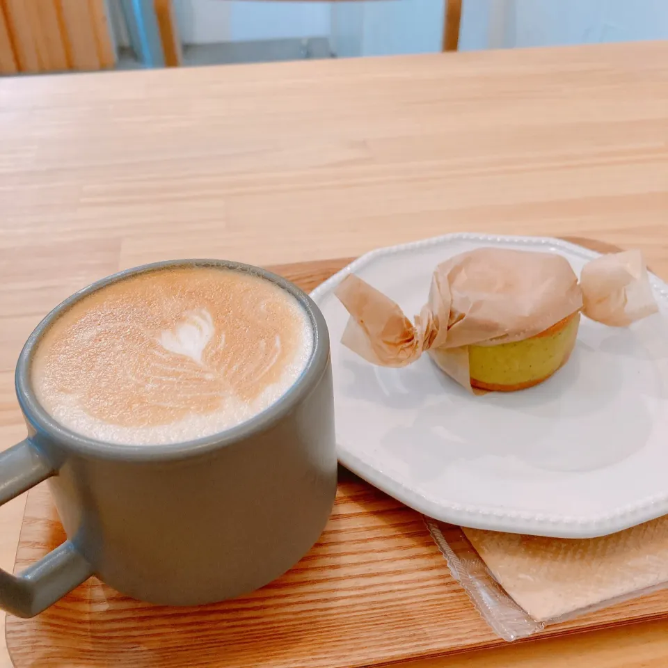 ピスタチオとラズベリーのバターサンドとカフェオレ☕️|ちゃみこさん