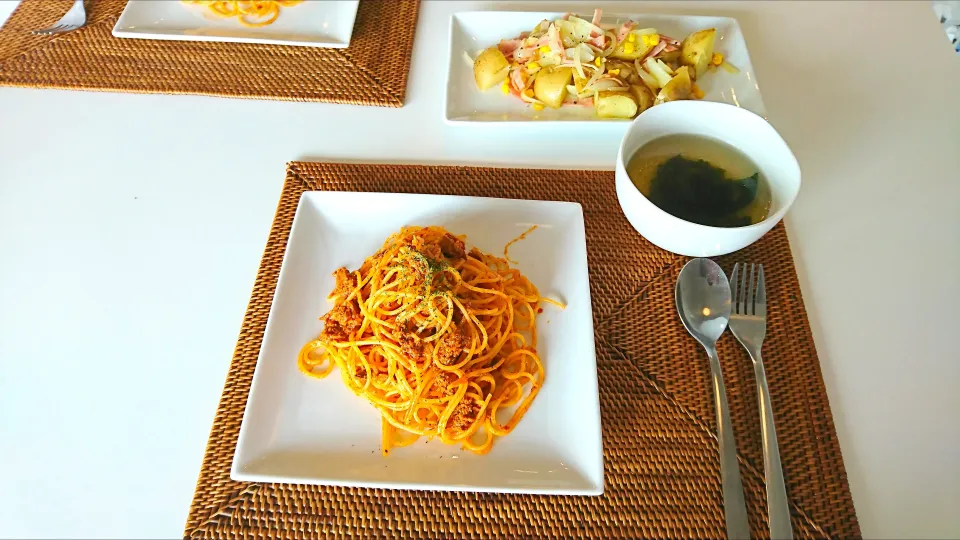 今日の昼食 サバとトマトバジルのパスタ、わかめスープ、塩麹ジャーマンポテト|pinknari🐰🌈さん