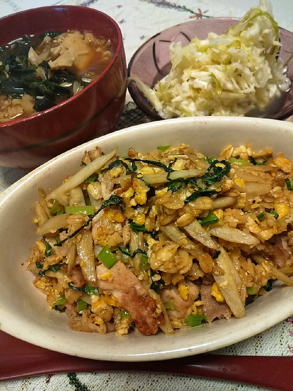 今日のお昼
※ゴボウと小松菜と豚肉のチャーハン
※きのことワカメのお味噌汁
※酢キャベツ|れあMIXさん