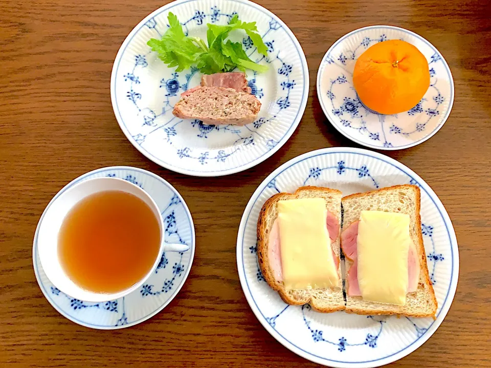 Snapdishの料理写真:ハムチーズトースト🍞スイスローフ🧀今日の昼食🍊20201227|rococoさん