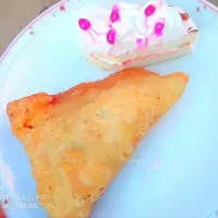 Cake with Samosa|Ubaid Malikさん