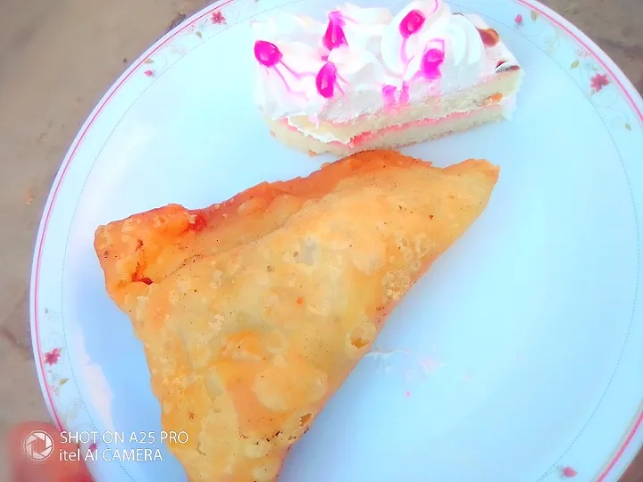 Cake with Samosa|Ubaid Malikさん