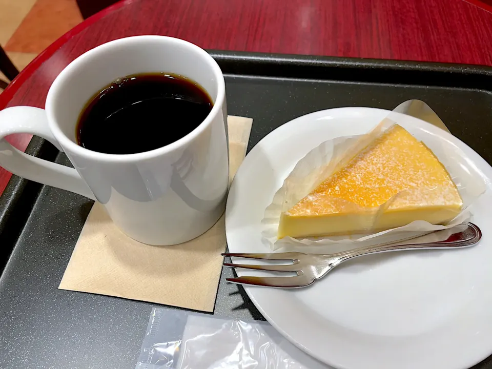 Snapdishの料理写真:ベイクドチーズケーキ w/ ブレンドコーヒー|T. Wonderさん