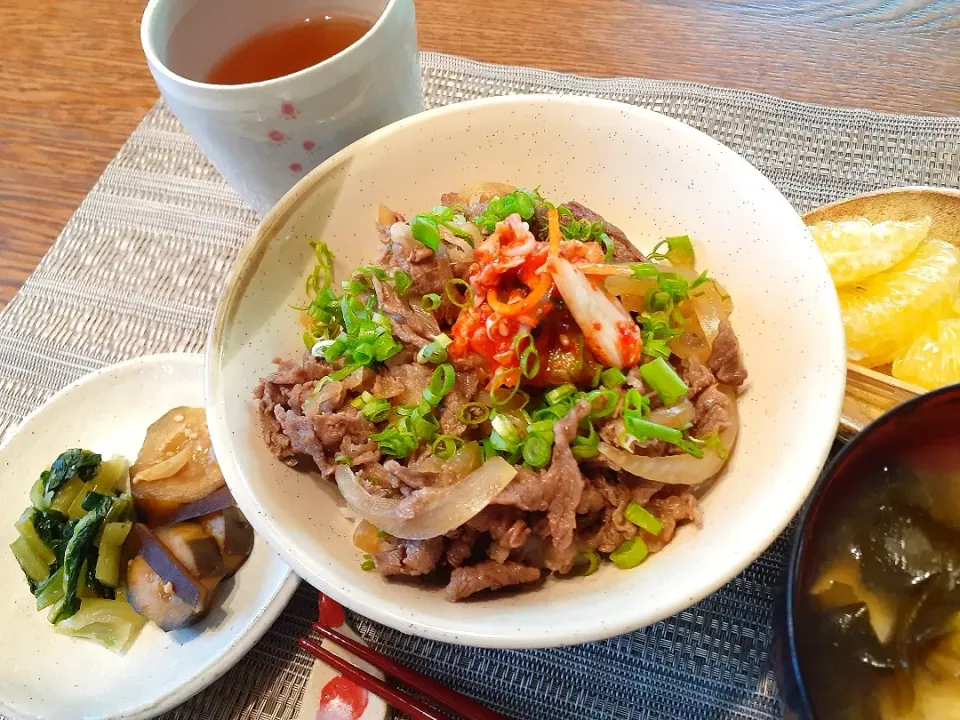 牛丼、ちょっぴりキムチのせ☺️|fumfumさん