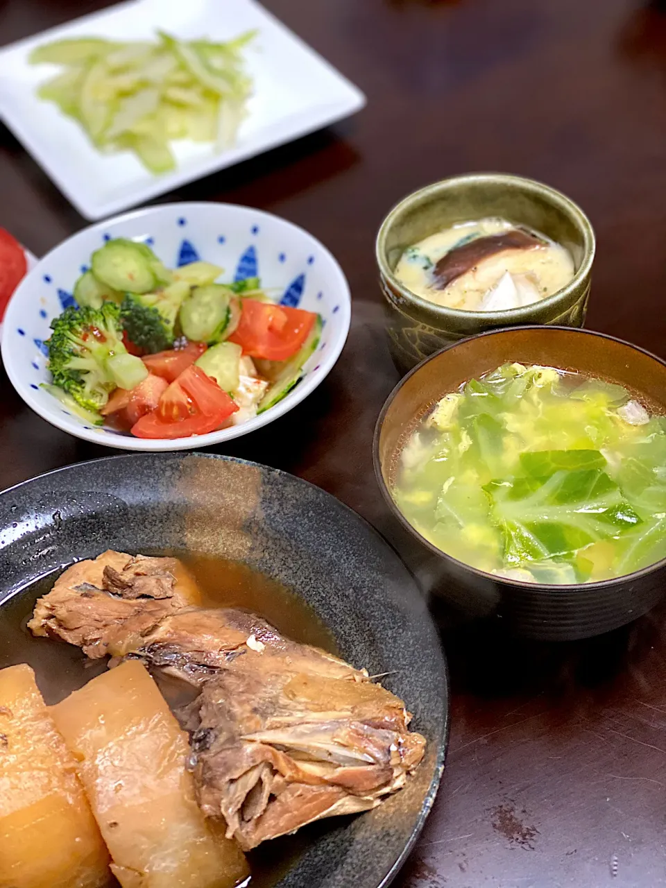 ぶり大根、🍅🥦カマンベールのサラダ、セロリの漬物、キャベツ卵スープ|☆光るさん