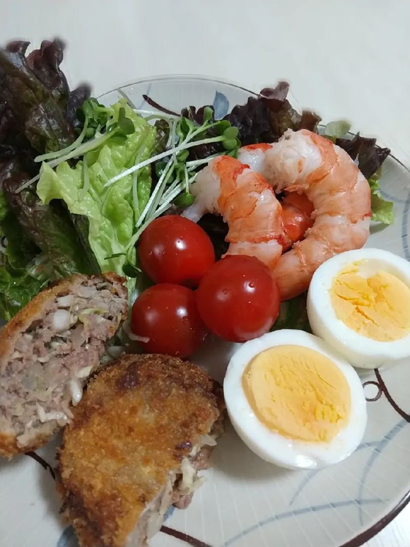 Snapdishの料理写真:まいりさんの料理 カラフルサラダ🥗Xmas version🎅💝🎄　と手作りミンチカツ|hamamaさん