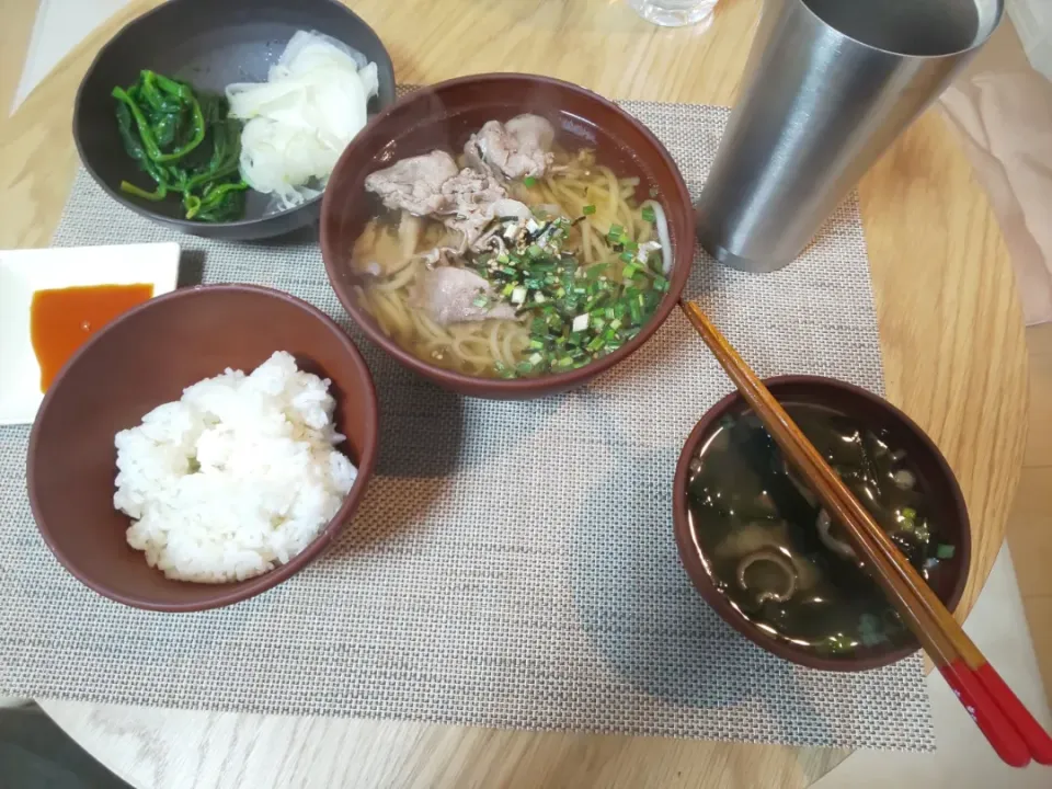 白飯
わかめの味噌汁
肉うどん
玉ねぎスライス
ほうれん草塩ゆで
みかん|あぎふぁんさん