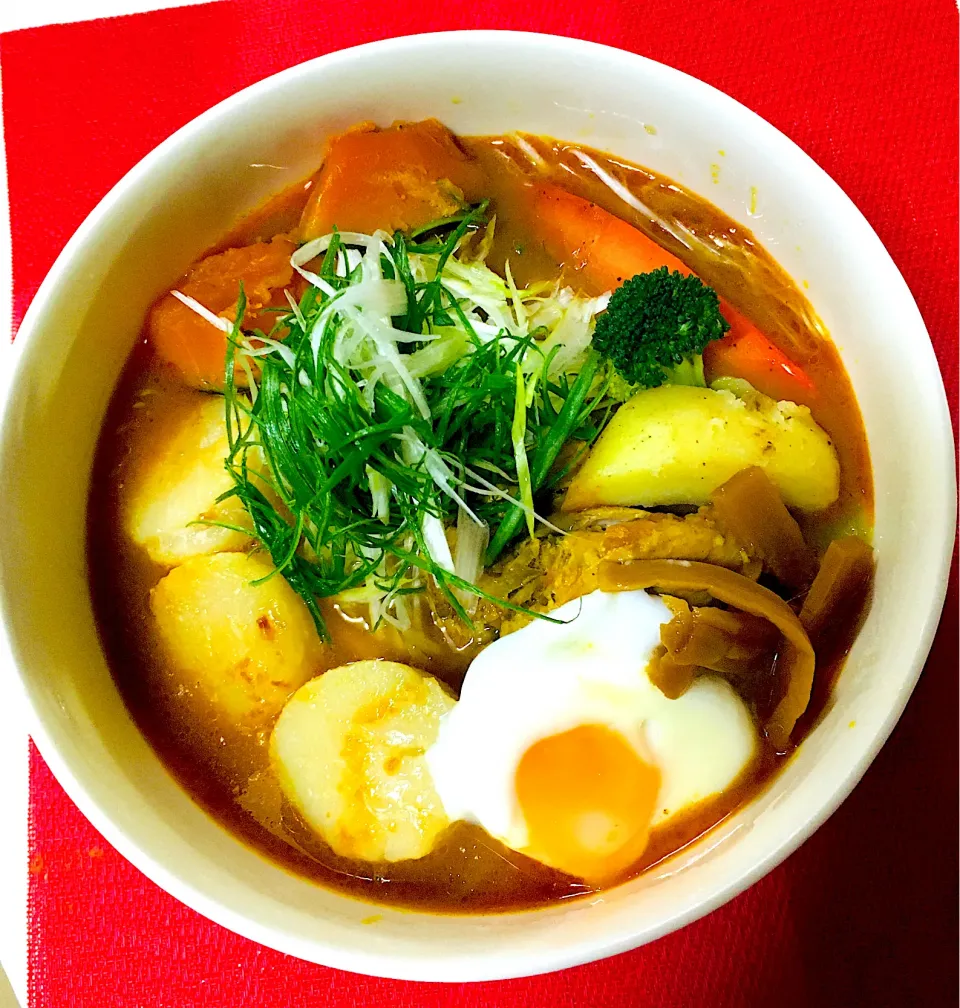 146日目のカレーはラーメン🍜薬膳チキンスープとスパイスチキンカレーを混ぜてスパイシーカレーラーメンに😋トッピングは帆立バター焼き、南瓜甘煮、ポテト人参ブロッコリーグリル、レンチン卵😋美味しかった笑笑😋❤️🙏|HAMI69さん