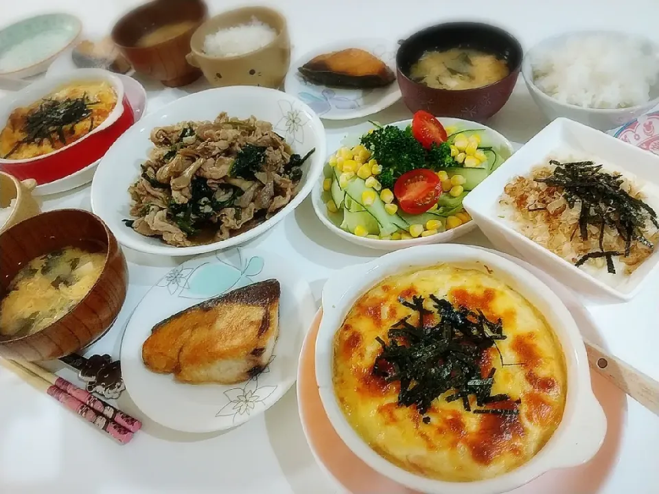 Snapdishの料理写真:夕食(*^^*)
豚肉の野菜炒め(ほうれん草、舞茸)
長芋ベーコンチーズグラタン
ブリのバターソテー
サラダ(レタス、ブロッコリー、コーン、ミニトマト)
とろろ
お味噌汁(豆腐、ワカメ、海苔フレーク)|プリン☆さん