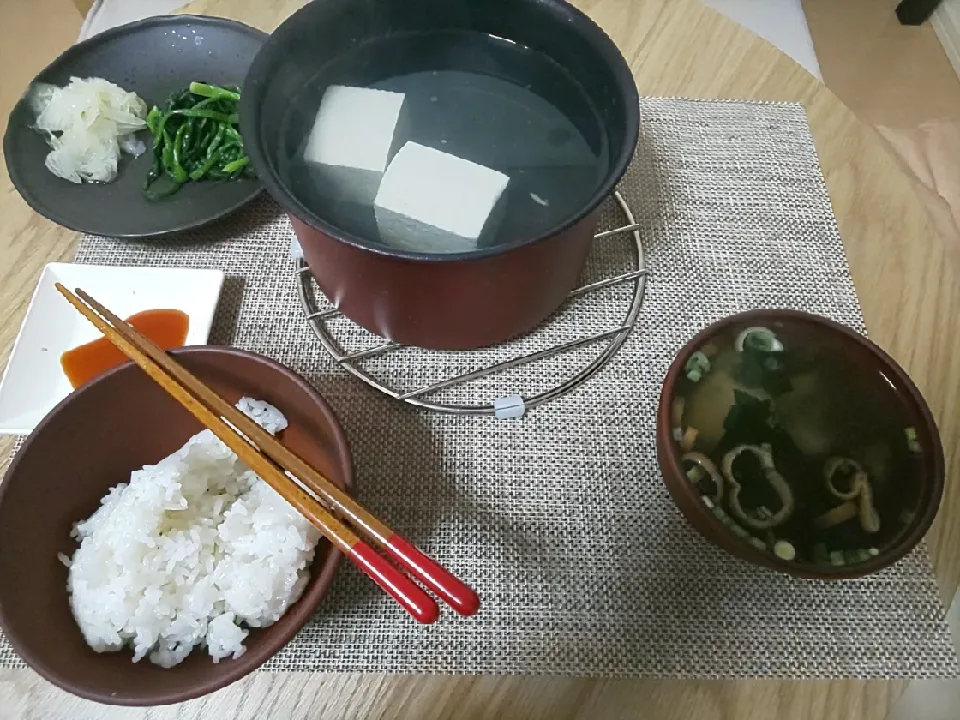 Snapdishの料理写真:白飯
わかめの味噌汁
湯豆腐
ほうれん草塩ゆで
スライス玉ねぎ
みかん|あぎふぁんさん