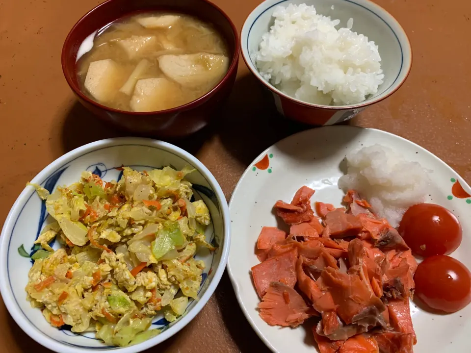 朝ごはん、キャベツ玉子炒め、ほぐし鮭、里芋味噌汁|Isimura Hidekiさん