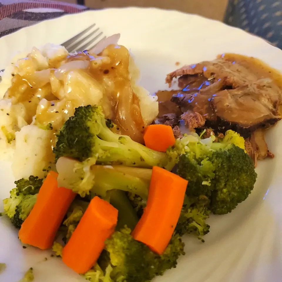 mashed potatoes, meat broccoli carrot gravy brown|tyrahomanさん