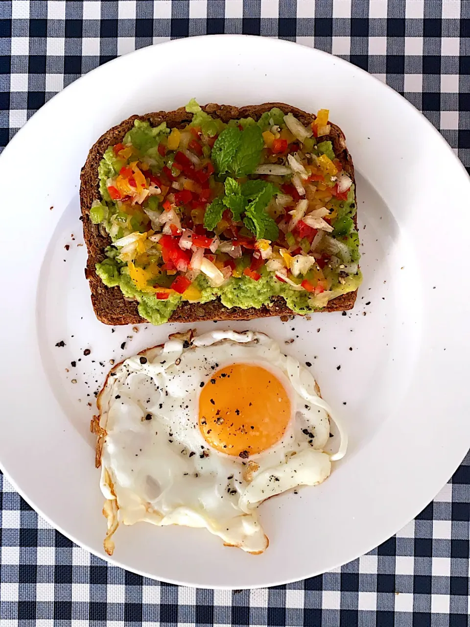 Snapdishの料理写真:Avocado toast with egg|Natchy🦋さん