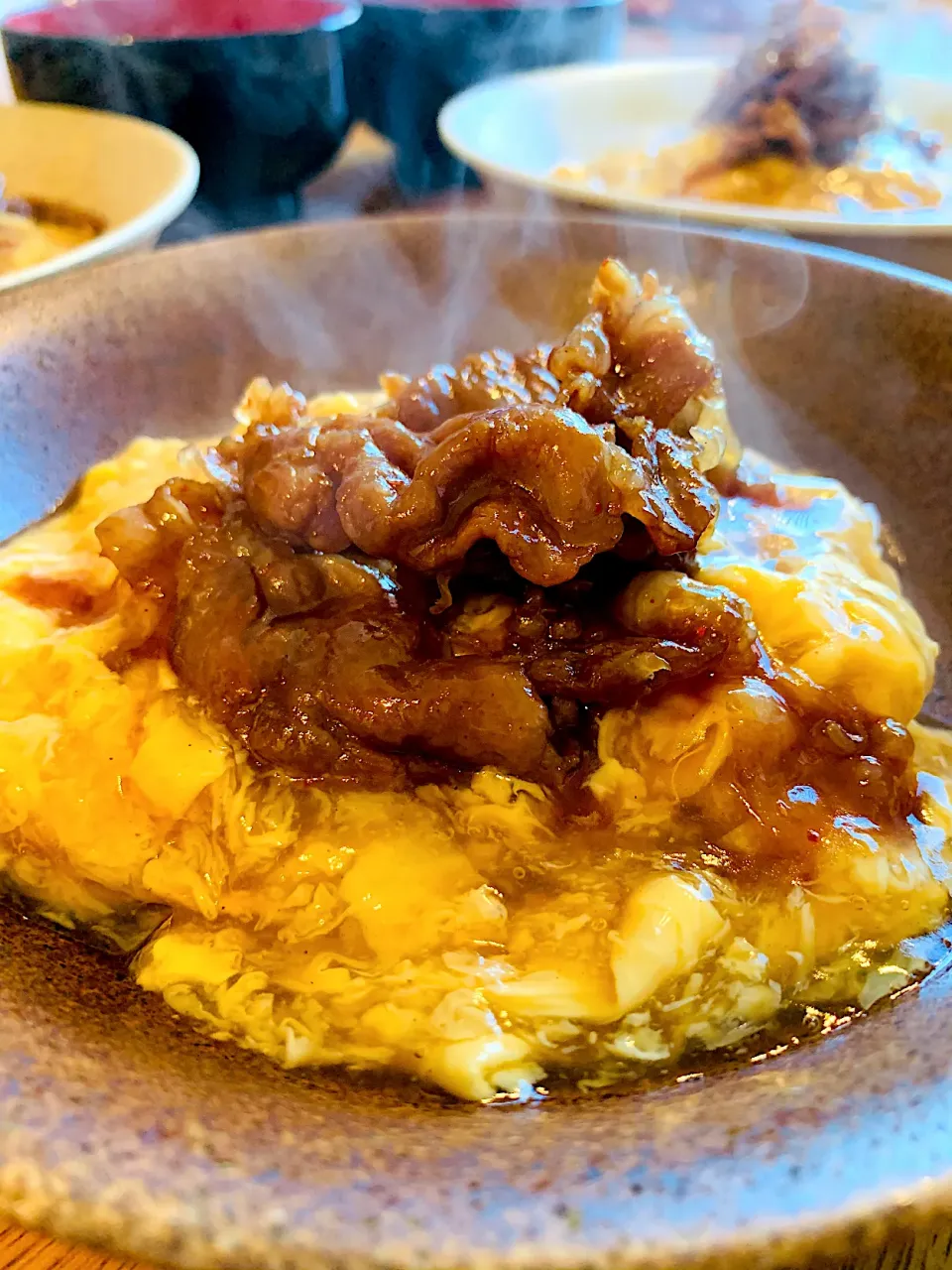 Snapdishの料理写真:卵あんかけ肉丼🥚お醤油味の卵あんかけに甘辛煮の豚肉のっけ🐷|いちごさん