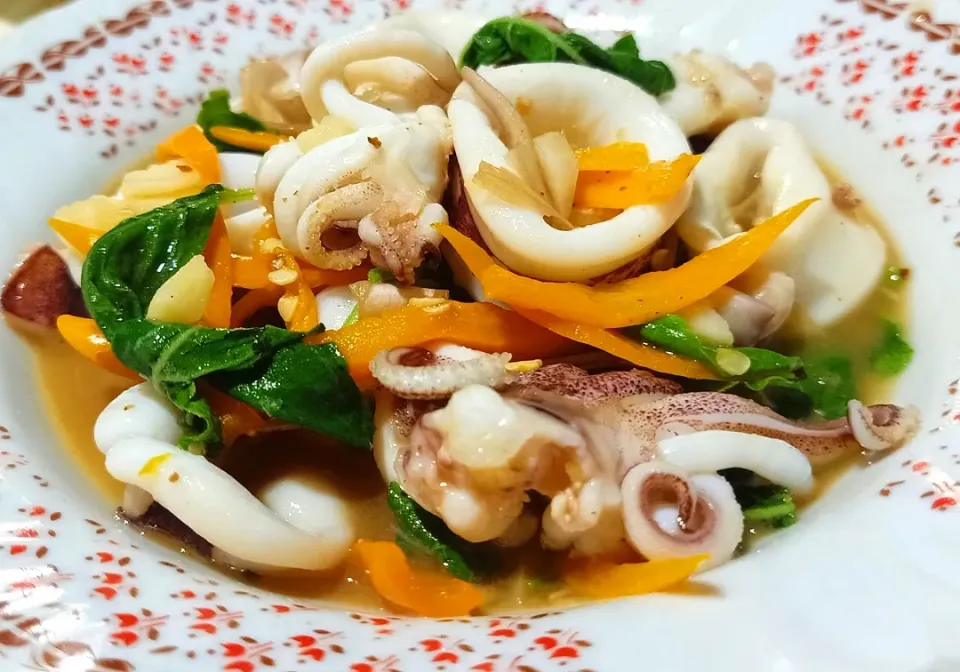 Stir Fried Basil with Squid|🌿Veerapan Mu🌿さん