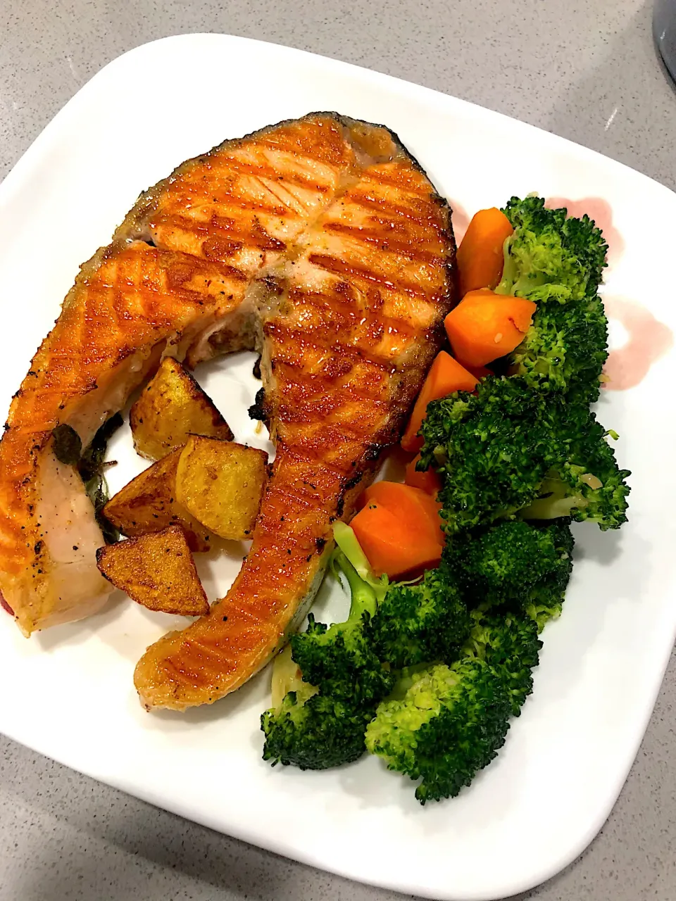 Grilled salmon with carrot and broccoli, and grilled potatoes|Amy Aliyyaさん