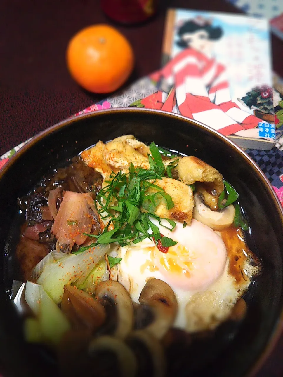 サッポロ一番味噌ラーメンに玉ねぎピクルスにんにくピクルストッピング、焼き油揚げと目玉焼き、大根菜っ葉。味噌はとりい味噌の豆赤味噌。粉末スープとはんはん。|ミントさん