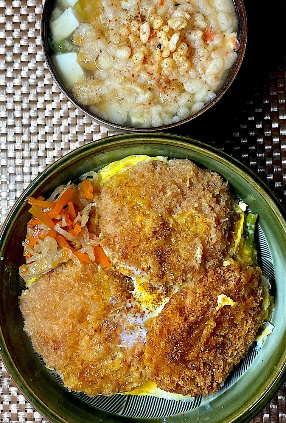 カツ丼 しっとり2枚とカラッと1枚|すくらんぶるえっぐさん