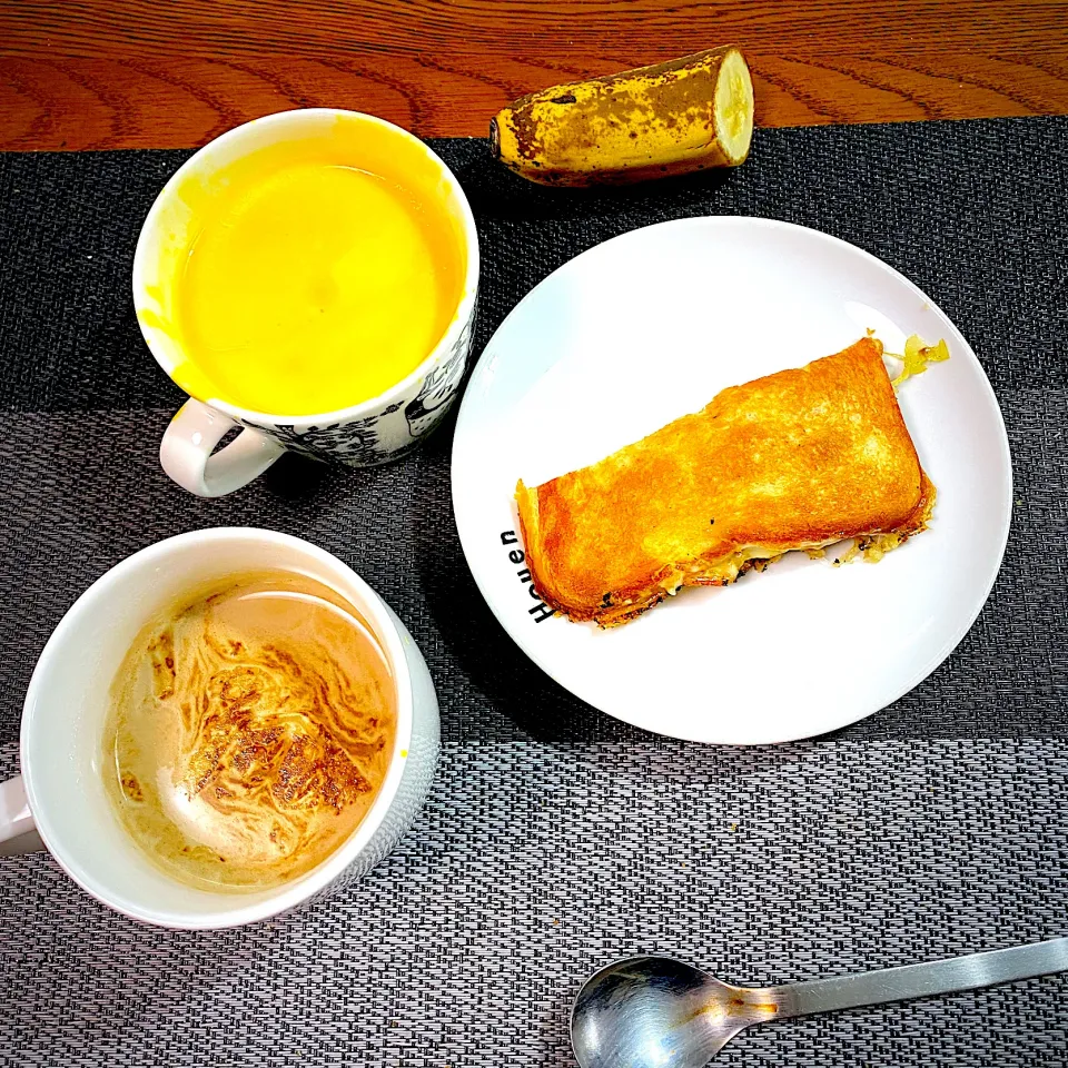 Snapdishの料理写真:12月28日　朝ごはん　キャベーコンチーズのホットサンド、カフェオレ、バナナ|yakinasuさん