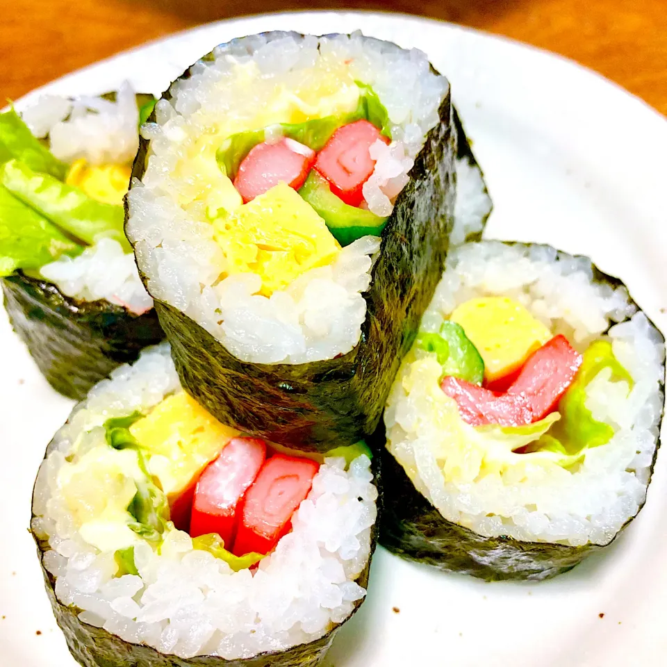 カニカマサラダ巻き🥗相変わらず下手💦|まいりさん