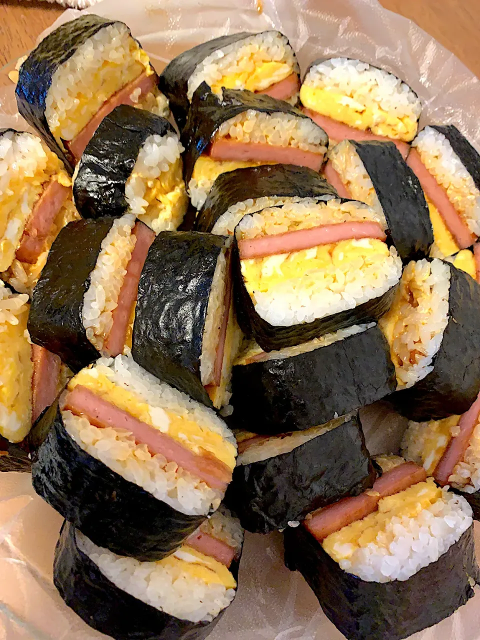 スパム卵の手巻き　Spam and eggs hand rolls|Leslie Shikeさん