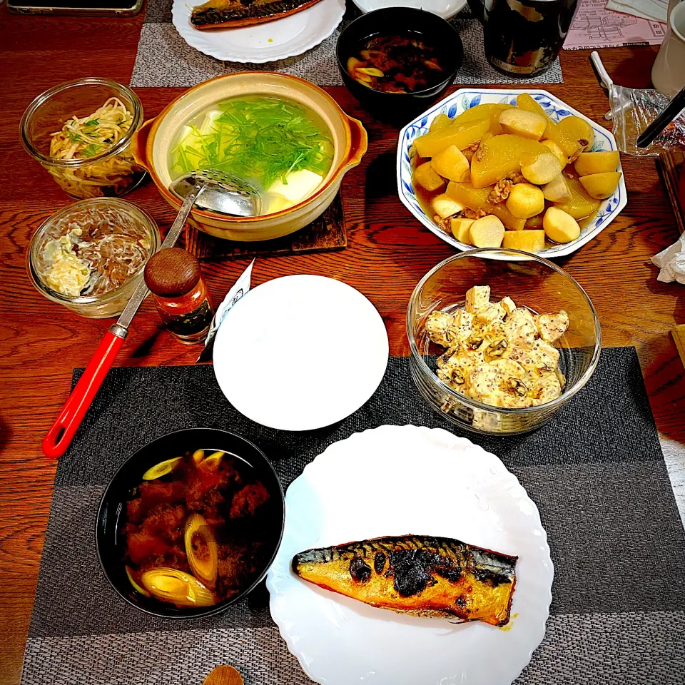 大根と里芋と牛肉の煮物、鯖味醂漬け焼き、湯豆腐、味噌汁|yakinasuさん