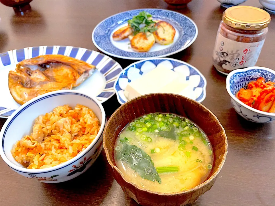 炊き込みご飯　ほっけ　長芋のバター醤油炒め　キムチ　お味噌汁　カジカの子|NAKATAさん