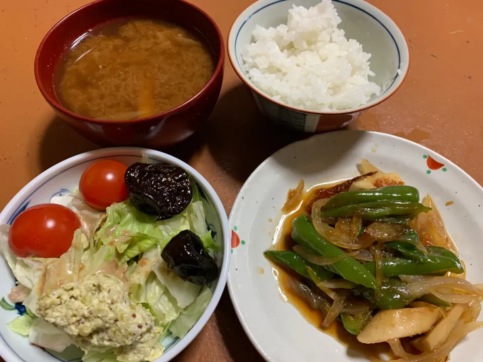 朝ごはん、ソーセージ生姜焼き、サラダ、里芋味噌汁|Isimura Hidekiさん