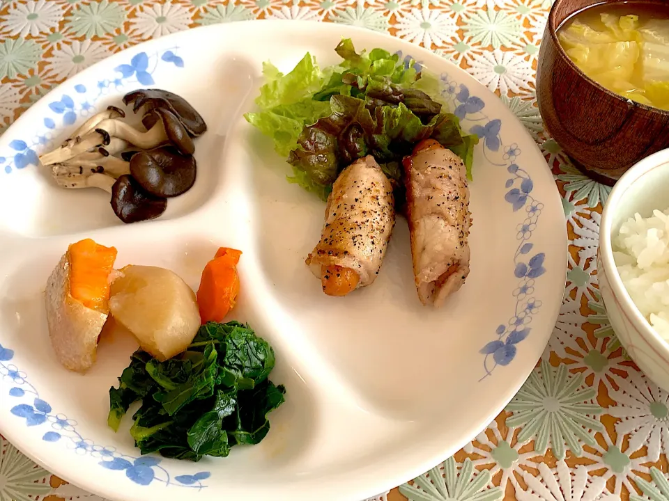 肉巻きウインナーとサラダの朝食|小林順子Ayumu1988さん