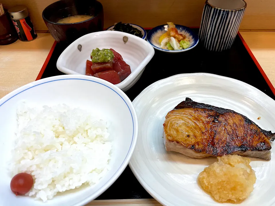 Snapdishの料理写真:ぶりの照焼きと漬け鮪の定食|流線形さん