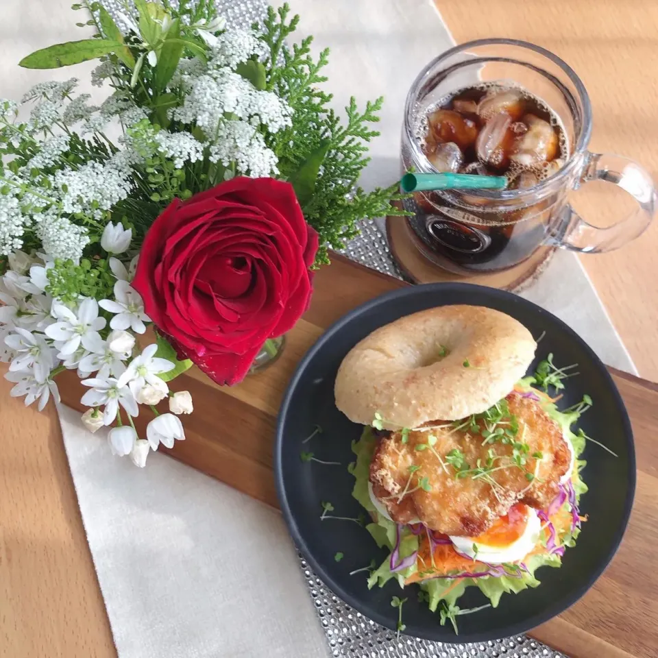 Snapdishの料理写真:12/29❤︎チキン竜田揚げ&半熟たまご乗せベーグルサンド🥯🌱|Makinsさん