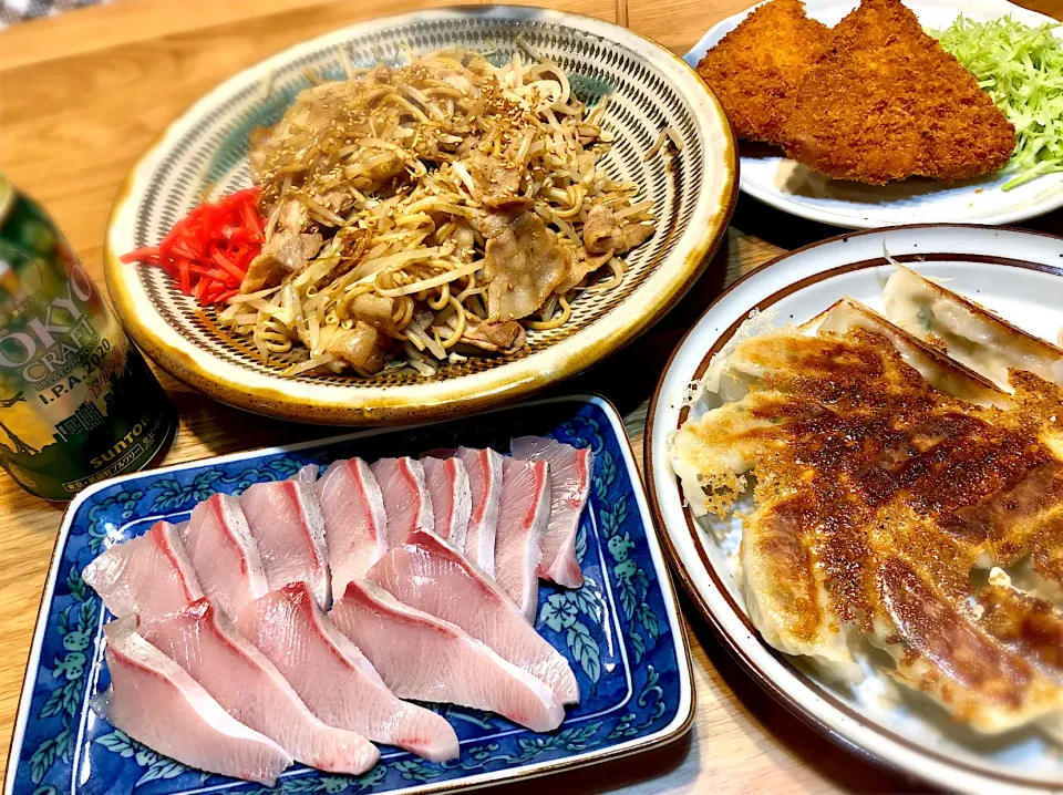 ブリ刺し　焼きそば　焼き餃子　アジフライ|じゅんさんさん