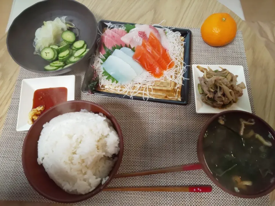 Snapdishの料理写真:白飯
わかめの味噌汁
刺身パック
豚肉とレタスともやしの炒め煮
スライス玉ねぎ
スライスきゅうり
みかん|あぎふぁんさん