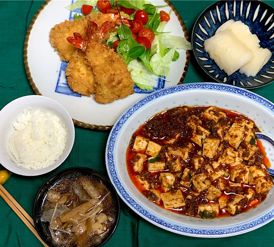 夕食　麻婆豆腐　海老フライ　芋煮汁　べったら漬け|なおみさん