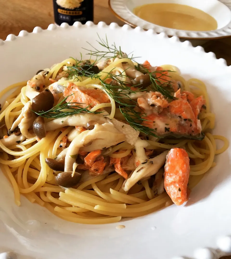 バターと白ワインのサーモンパスタ🍝|けんちんさん