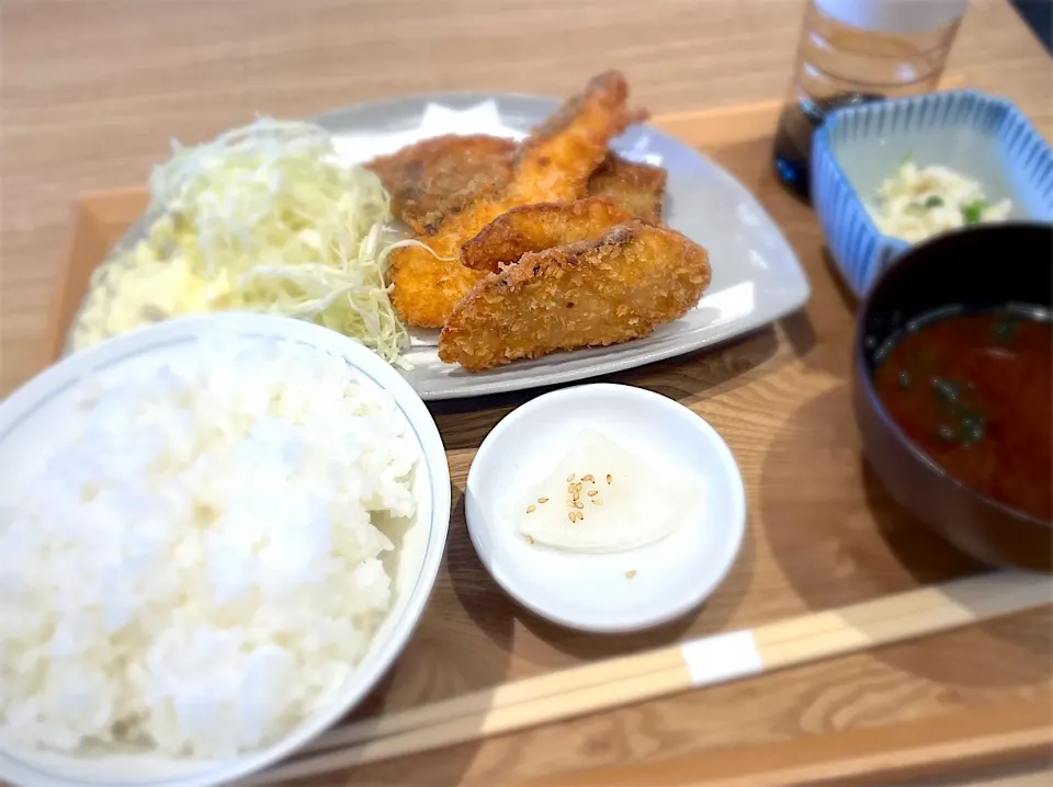 Snapdishの料理写真:ミックスフライ定食|Maeda Masayukiさん