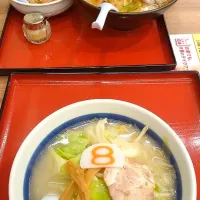 ソフルフード ８番ラーメン🍜 新味の豚骨醤油も美味でした